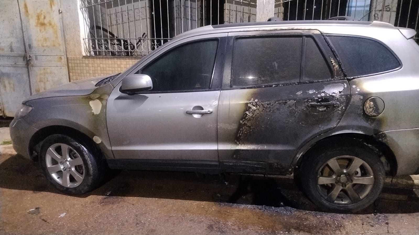 Vídeo: homem incendeia carro no Bairro Quarto Depósito em Santos Dumont